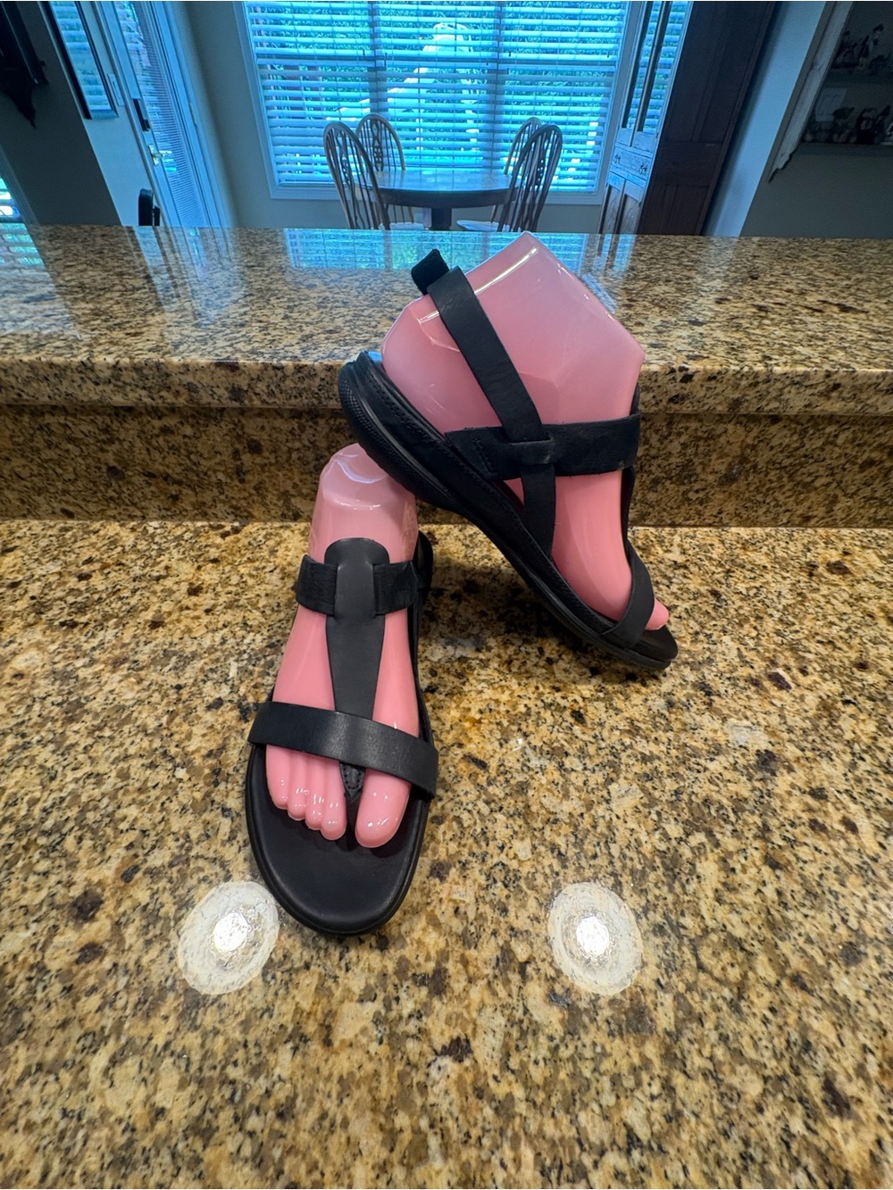 ECCO Black Flash Toe Post Sandals. Size EU 38 US 7-7.5 EUC Walking Travel Casual